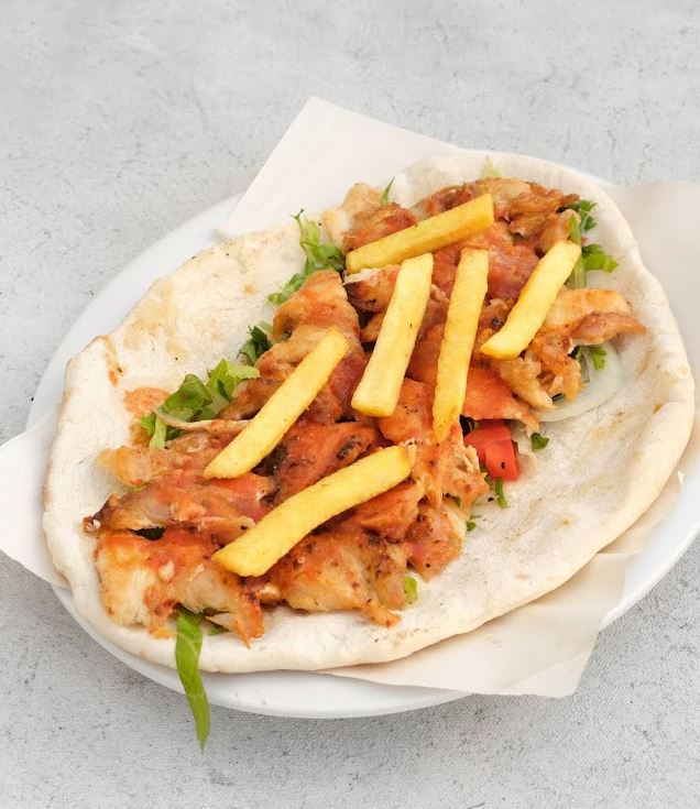 Döner plate with meat, fries and fresh vegetables